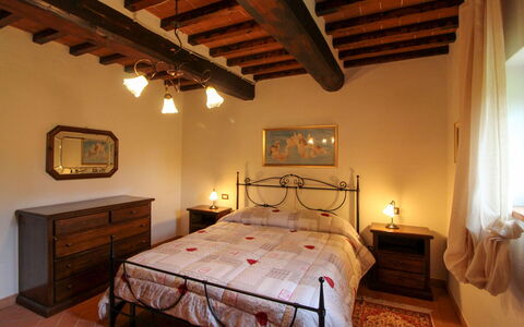 Borgo di Usciano: Mur, Meubles, Chambre, Design Intérieur, Lit, Plafond, Sol, Pièce, Sol, Drap De Lit