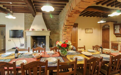 Borgo di Usciano: Meubles, Design Intérieur, Table, Bois, Plafond, Chaise, Table Cuisine Et Salle A Manger, Sol, Pièce, Salle À Manger