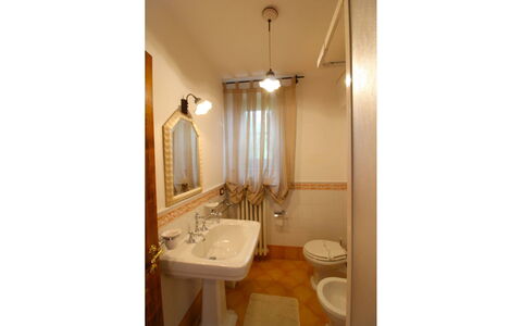 Borgo di Usciano: Propriété, Pièce, Salle De Bains, Design Intérieur, Lavabo, Bâtiment, Immobilier, Maison, Architecture, Plafond