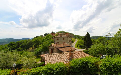 Borgo di Usciano: Nuage, Ciel, Plante, Bâtiment, Arbre, Paysage Naturel, Montagnes, Lot Terre, Maison, Fenêtre