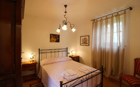 Borgo di Usciano: Lit, Pièce, Meubles, Propriété, Chambre, Cadre De Lit, Drap De Lit, Design Intérieur, Bâtiment, Sol