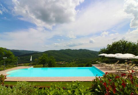 Borgo di Usciano: Nuage, L'Eau, Ciel, Plante, Piscine, Bâtiment, Bleu, Bleu Azur, Arbre, Paysage Naturel