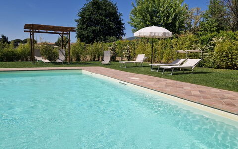 Podere i Gigli: L'Eau, Plante, Ciel, Propriété, Piscine, Bleu Azur, Arbre, Ombre, Rectangle, Mobilier De Jardin