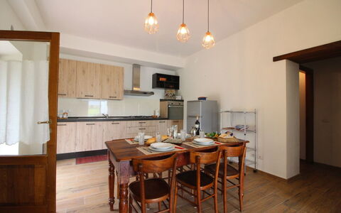 Podere i Gigli: Pièce, Propriété, Meubles, Bâtiment, Sol, Design Intérieur, Cuisine, Maison, Dur, Parquet