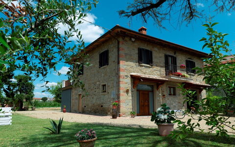 Podere i Gigli: Ciel, Plante, Propriété, Fenêtre, Bâtiment, Nuage, Pot De Fleur, Vert, Bleu, Arbre
