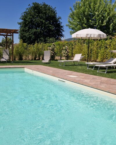 Podere i Gigli: L'Eau, Plante, Ciel, Propriété, Piscine, Bleu Azur, Arbre, Ombre, Rectangle, Mobilier De Jardin