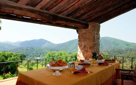 Compignano Barn: Propriété, Pièce, Maison, Recours, Vacances, Bâtiment, Arbre, Montagne, Paysage, Zone Rurale