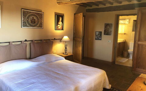 Compignano Barn: Chambre, Lit, Pièce, Meubles, Drap De Lit, Propriété, Cadre De Lit, Literie, Matelas, Design Intérieur