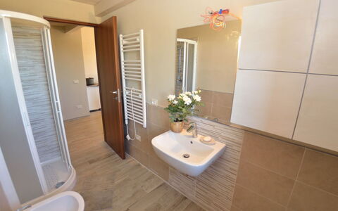 Ai Salici: Salle De Bains, Propriété, Pièce, Tuile, Sol, Bâtiment, Toilette, Design Intérieur, Immobilier, Luminaire Plomberie