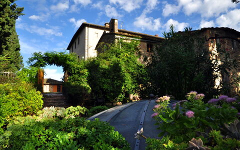 Villa Dorella Di Montaperti: Propriété, Maison, Végétation, Paysage Naturel, Domicile, Bâtiment, Chalet, Immobilier, Jardin, Botanique