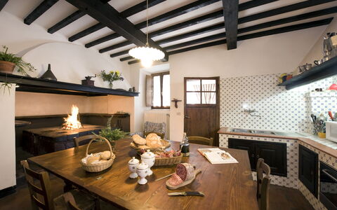 Villa Dorella Di Montaperti: Pièce, Design Intérieur, Propriété, Bâtiment, Plafond, Maison, Comptoir, Meubles, Grenier, Cuisine