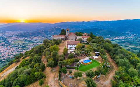 Villa Del Santo Bastiano: Ciel, La Nature, Point De Repère, Photographie Aérienne, Ville, Colline, Tourisme, Ville, Matin, Montagne