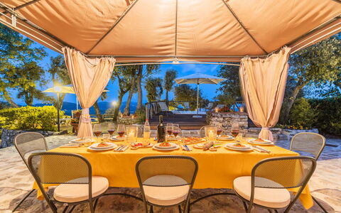 Villa Del Santo Bastiano: Propriété, Table, Jaune, Meubles, Immobilier, Patio, Loisir, Ombre, Canopée, Design Intérieur