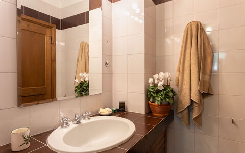 Casa La Rotta: Salle De Bains, Pièce, Propriété, Design Intérieur, Tuile, Évier, Immobilier, Bâtiment, Plafond, Robinet