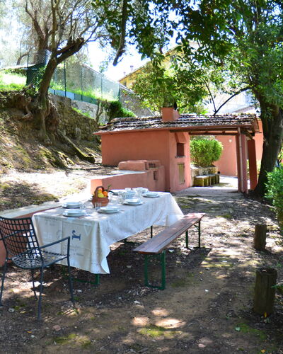 Collina Lagomare: Propriété, Arrière-Cour, Maison, Chalet, Bâtiment, Cour, Immobilier, Pièce, Arbre, Villa