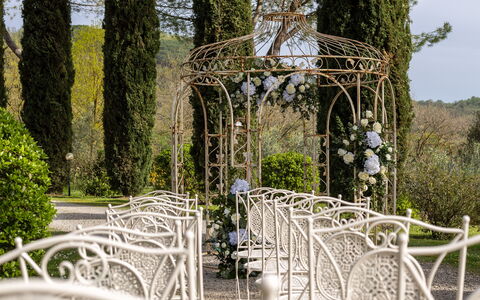 Antico Borgo San Lorenzo - Weddings And Events: Plante, Ciel, Feuille, Arbre, Bois, Suppression Des Plantes Ligneuses, Herbe, Espace Public, Arbuste, À Feuilles Persistantes