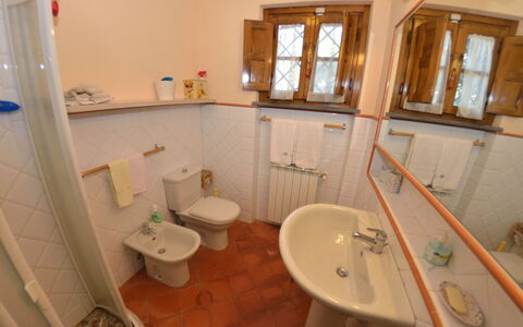 La Cipressa: Salle De Bains, Pièce, Propriété, Sol, Mur, Luminaire Plomberie, Toilette, Maison, Design Intérieur, Accessoire Salle De Bain