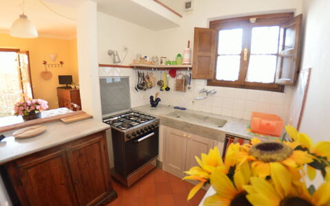 La Cipressa: Pièce, Propriété, Meubles, Cuisine, Bâtiment, Jaune, Maison, Design Intérieur, Sol, Domicile