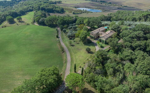 Castello D'Ombrone: Plante, Écorégion, Paysage Naturel, Environnement Naturel, Lot Terre, Bâtiment, Arbre, Montagnes, Design Urbain, Herbe