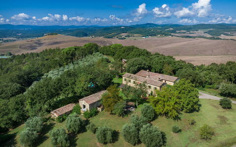 Castello D'Ombrone: Nuage, Ciel, Plante, Bâtiment, Paysage Naturel, Arbre, Montagnes, Maison, Lot Terre, Prairie