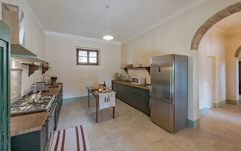 Castello D'Ombrone: Propriété, Pièce, Bâtiment, Maison, Sol, Meubles, Plafond, Design Intérieur, Immobilier, Cuisine