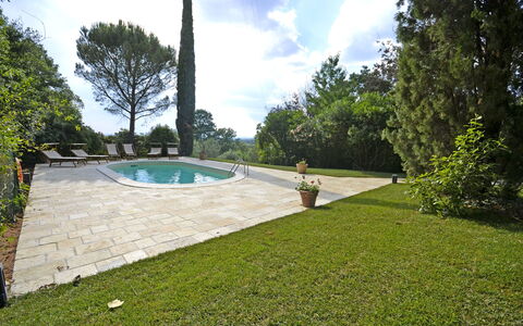 Villa Del Castagno: Propriété, Herbe, Biens, Immobilier, Pelouse, Maison, Arbre, Piscine, Cour, Lot Terre
