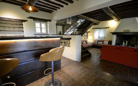 Villa Del Castagno: Propriété, Design Intérieur, Bâtiment, Pièce, Meubles, Comptoir, Sol, Architecture, Immobilier, Grenier