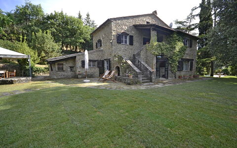 Villa Del Castagno: Propriété, Maison, Domicile, Pelouse, Cour, Biens, Herbe, Bâtiment, Lot Terre, Immobilier
