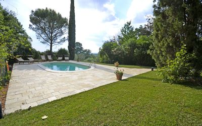 Villa Del Castagno: Propriété, Herbe, Biens, Immobilier, Pelouse, Maison, Arbre, Piscine, Cour, Lot Terre