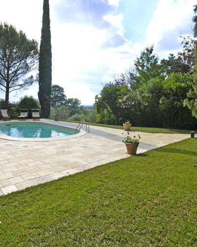 Villa Del Castagno: Propriété, Herbe, Biens, Immobilier, Pelouse, Maison, Arbre, Piscine, Cour, Lot Terre