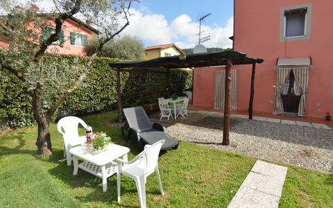 Casa Daniel: Propriété, Maison, Chalet, Bâtiment, Cour, Arrière-Cour, Immobilier, Arbre, Herbe, Jardin