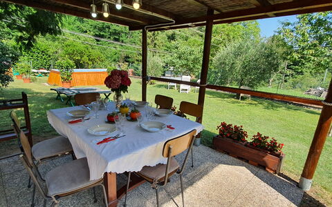 Casa Irene: Table, Meubles, Plante, Vaisselle, Fleur, Bâtiment, Chaise, Pot De Fleur, Arbre, Design Intérieur
