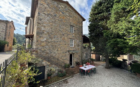 Casa Max: Plante, Nuage, Bâtiment, Ciel, Fenêtre, Arbre, Surface De La Route, Maison, Chalet, Herbe