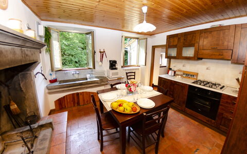 Il Molino: Table, Meubles, Cabinetry, Comptoir, Fenêtre, Canapé, Bois, Bâtiment, Cuisine, Salon