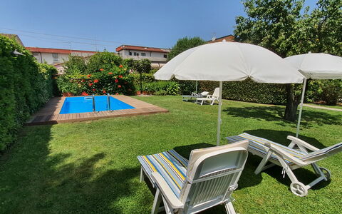 La Capannella: Plante, Ciel, Meubles, Parapluie, Ombre, Mobilier De Jardin, Architecture, Arbre, Chaise, Herbe