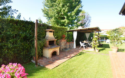 La Capannella: Propriété, Maison, Cour, Arrière-Cour, Chalet, Jardin, Immobilier, Bâtiment, Herbe, Arbre