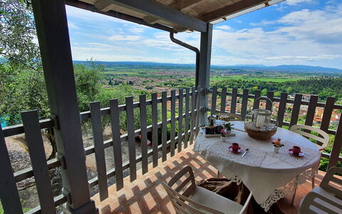 Podere San Martino: Ciel, Nuage, Meubles, Table, Chaise, Design Intérieur, Clôture, Bois, Porche, Chalet