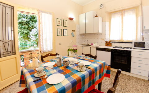 Villa Elisa: Propriété, Pièce, Meubles, Bâtiment, Design Intérieur, Domicile, Cuisine, Table, Maison, Immobilier