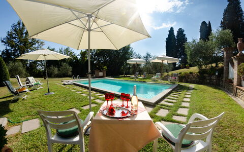 Villa Il Borghetto: Propriété, Immobilier, Maison, Piscine, Bâtiment, Table, Biens, Domicile, Parapluie, Arrière-Cour