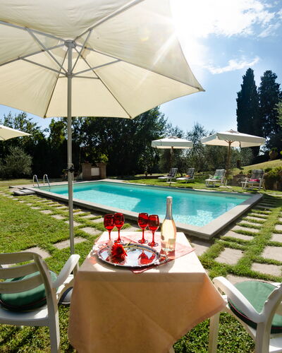 Villa Il Borghetto: Propriété, Immobilier, Maison, Piscine, Bâtiment, Table, Biens, Domicile, Parapluie, Arrière-Cour