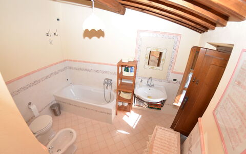 Al Vecchio Pozzo: Propriété, Pièce, Salle De Bains, Design Intérieur, Maison, Sol, Bâtiment, Architecture, Immobilier, Baignoire