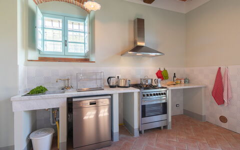 Villa Mezzavia: Pièce, Propriété, Meubles, Cuisine, Design Intérieur, Bâtiment, Sol, Cabinetry, Comptoir, Maison