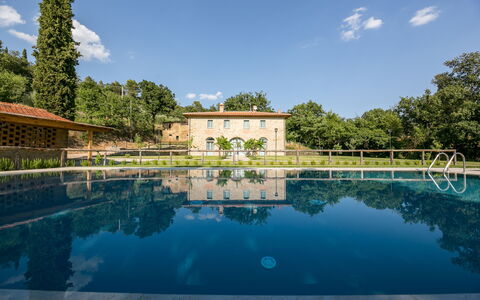 Villa Mezzavia: Piscine, Propriété, L'Eau, Miroir D'Eau, Ciel, Biens, Bâtiment, Architecture, Maison, Réflexion