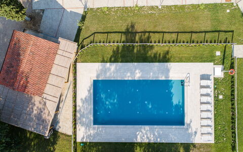 Villa Mezzavia: Vert, Bleu, Herbe, Architecture, Arbre, Rectangle, Ligne, Réflexion, Paysage, Complexe Sportif