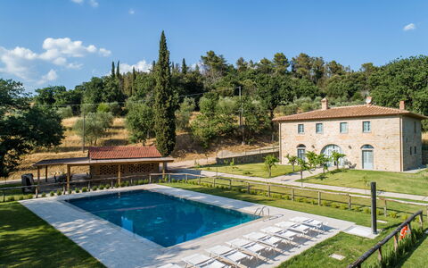 Villa Mezzavia: Piscine, Propriété, Biens, Bâtiment, Maison, Immobilier, Architecture, Villa, Loisir, Manoir
