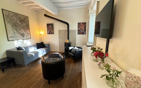 Alle Mura: Meubles, Design Intérieur, Sol, Canapé, Mur, Sol, Salon, Bois, Pièce, Éclairage