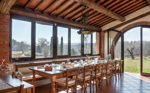 Villa Felciai: Table, Meubles, Propriété, Ciel, Chaise, Bois, Design Intérieur, Ombre, Plante