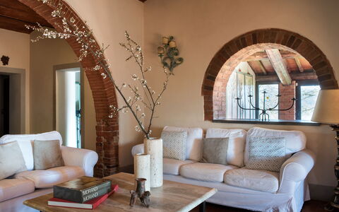 Villa Felciai: Table, Meubles, Bâtiment, Propriété, Canapé, Bois, Confort, Design Intérieur, Sol, Salon