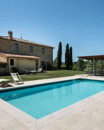 Villa Felciai: L'Eau, Ciel, Plante, Propriété, Bâtiment, Piscine, Arbre, Herbe, Ombre, Rectangle