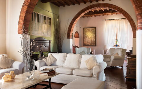 Villa Fabbri: Table, Meubles, Propriété, Cadre, Canapé, Bâtiment, Confort, Design Intérieur, Salon, Bois